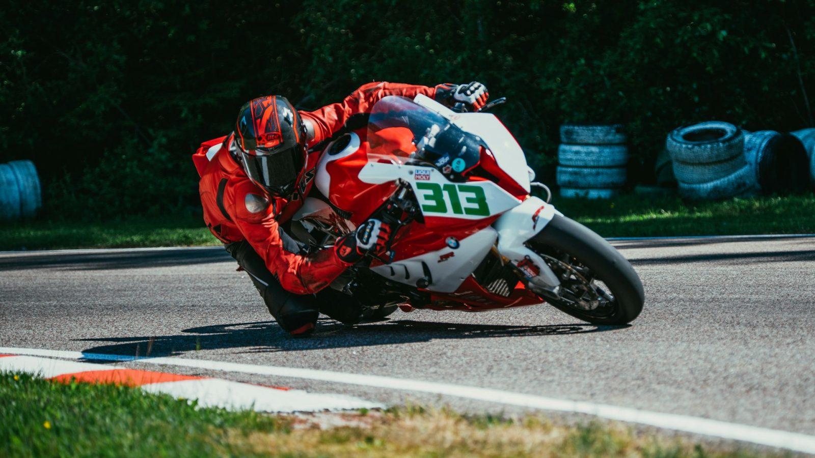 圖片說明文字(Caption/Alt Text)是用來描述圖片內容的文字,幫助使用者理解圖片涵義